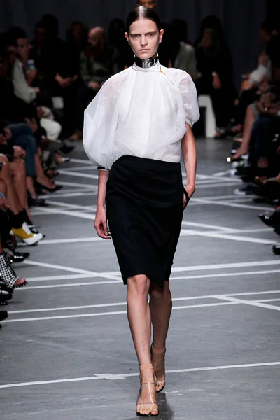Look 18
